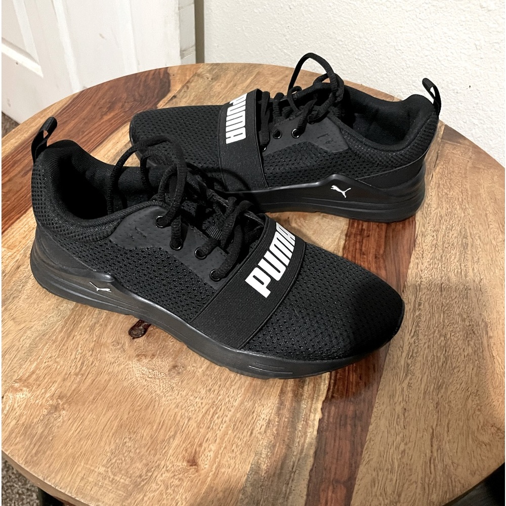 Puma Black soft foam sneaker w/band .size 5.5 women .Brand new !!